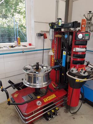 Reifenmontiermaschine bei Auto Hirsch